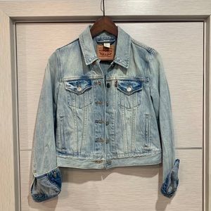 Levi's Denim Jean Jacket. Size small. Lightwash